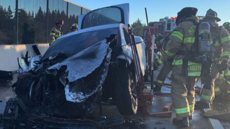 Tesla τυλίχθηκε στις φλόγες και χρειάστηκαν 22.000 λίτρα νερό για να σβήσει