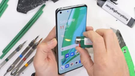 OnePlus 11: Επιβίωσε από bend test μόνο με ραγισμένο πίσω glass [video]