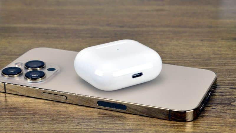 Apple: Δεν θα κυκλοφορήσει την έκδοση USB-C των AirPods 3