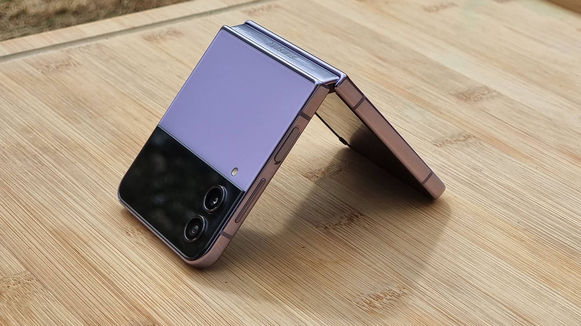 Galaxy Z Flip 5, Samsung Galaxy Z Flip 5: Ενδέχεται να αναβαθμιστεί με νέο αισθητήρα κάμερας