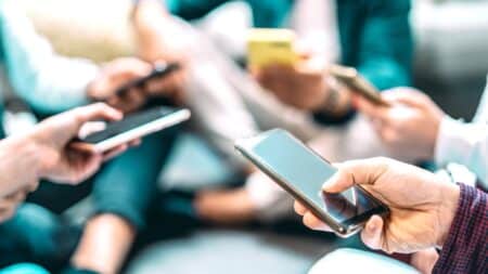 Πρωθυπουργός Αυστραλίας: Κλείνετε το τηλέφωνό σας για πέντε λεπτά την ημέρα