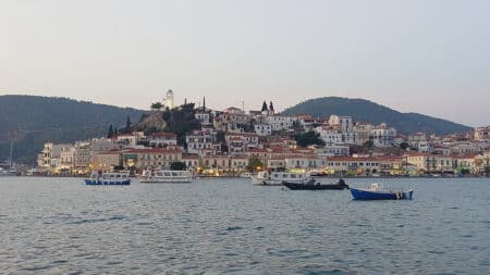 Μοιράσου την ευτυχία και την ελευθερία των διακοπών σου με όσους δεν μπορούν να είναι εκεί μαζί σου