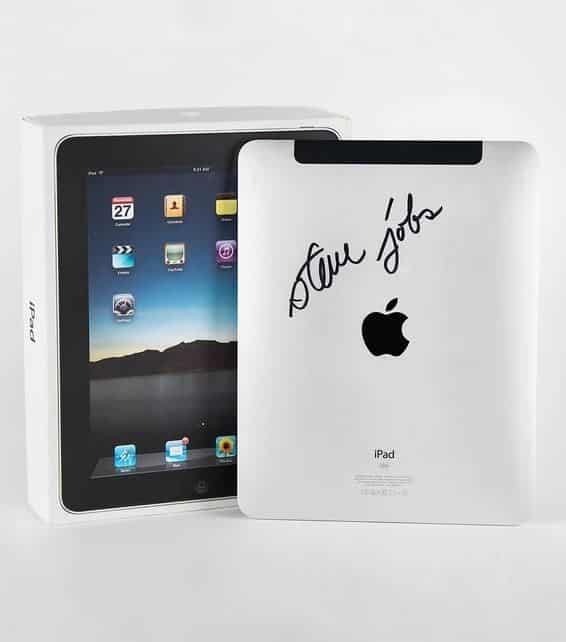 ipad 2010, Σε δημοπρασία 2010 iPad με υπογραφή του Jobs & iPhone του 2007