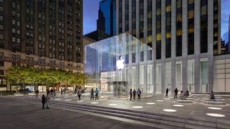 Η Apple θα ενημερώνει τα iPhone στα Apple Stores χωρίς να ανοίγει το κουτί