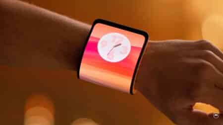 H Motorola παρουσίασε πρωτότυπο τηλέφωνο που λυγίζει σαν βραχιόλι