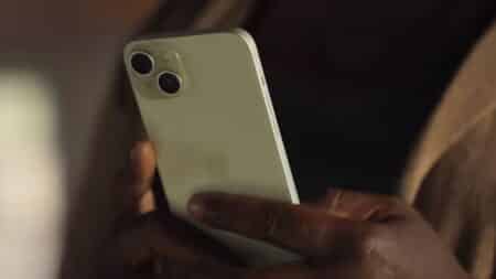 iPhone 15 Plus: H Apple τονίζει τη μεγάλη διάρκεια ζωής της μπαταρίας σε νέα διαφήμιση