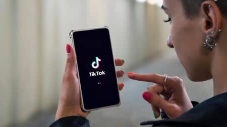 TikTok: Πέτυχε ρεκόρ δαπανών 10 δισ. δολαρίων από χρήστες εντός εφαρμογής το 2023