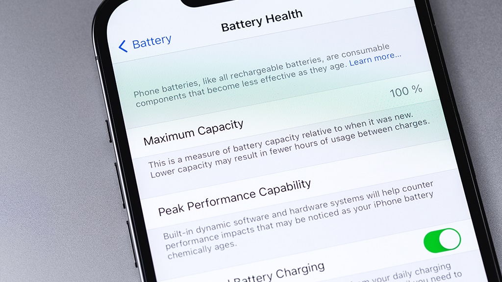 iOS 17.4, iOS 17.4: Θα μπορείτε να ελέγχετε την υγεία της μπαταρίας του iPhone 15 με μια ματιά