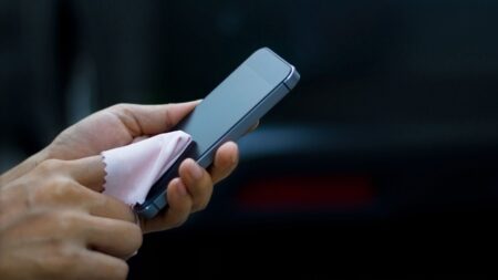 Πώς να καθαρίζεις σωστά όλες τις οθόνες του σπιτιού σου