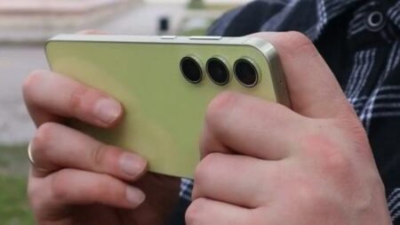 Samsung Galaxy A55: Hand-on εικόνες επιβεβαιώνουν τις επίπεδες πλευρές