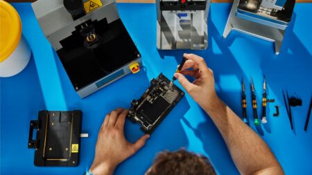 H Apple θα επιτρέψει τις επισκευές με μεταχειρισμένα γνήσια ανταλλακτικά – Η αρχή θα γίνει με το iPhone 15