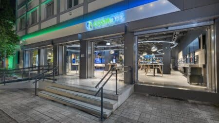 Νέα ψηφιακή εμπειρία στα καταστήματα COSMOTE
