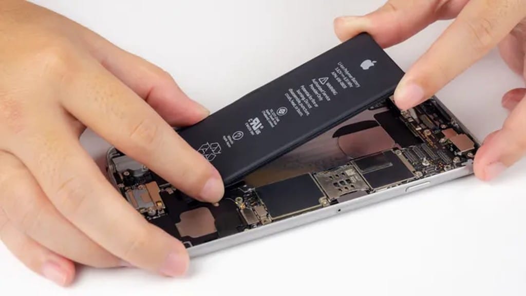 iPhone 16, iPhone 16: Φήμες ότι ετοιμάζει μεγάλη αλλαγή για να κάνει πιο εύκολη την αντικατάσταση της μπαταρίας