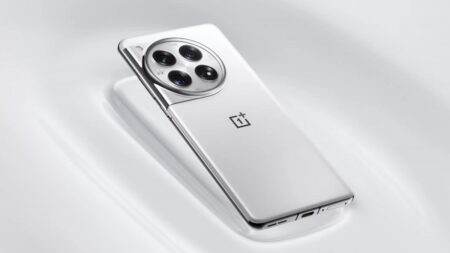 OnePlus 12 Glacial White: Όμορφο και μεγαλόπρεπο με έμπνευση από τους παγετώνες