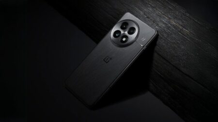 Δείτε την πρώτη επίσημη εικόνα του OnePlus 13 με το επίπεδο πλαίσιο που θυμίζει iPhone