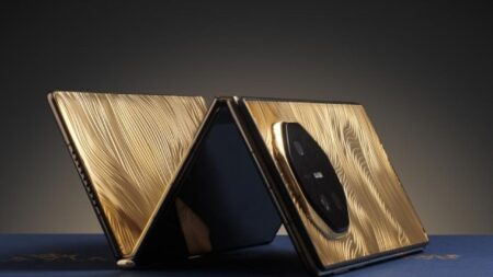 Huawei Mate XT Ultimate: H Caviar του έβαλε σώμα χρυσού 18 καρατίων που ζυγίζει περίπου 1 κιλό – Κοστίζει πάνω από 100.000 $