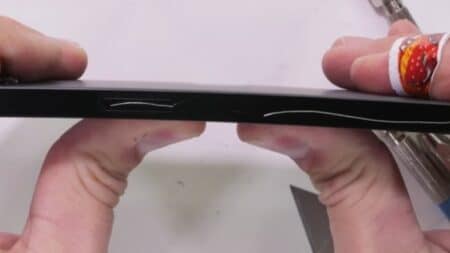 iPhone 16e: Αποσυναρμολογείται και υποβάλλεται σε απαιτητικά τεστ αντοχής