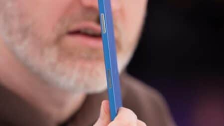 iPhone 17 Air: Δείτε πόσο λεπτό φαίνεται όταν το κρατάς στο χέρι