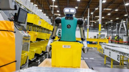 Η Amazon δημιούργησε ρομπότ που… νιώθει και αγγίζει σαν άνθρωπος