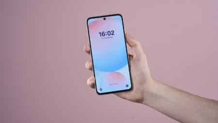 Samsung Galaxy S25 FE: Θα αποκτήσει αναβαθμισμένη selfie κάμερα