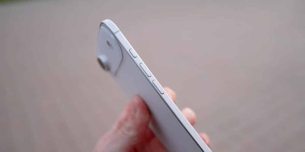 iPhone 17 Air, iPhone 17 Air: Μοντέλο-ομοίωμα σε μπλε χρώμα πρωταγωνιστεί σε hands-on βίντεο