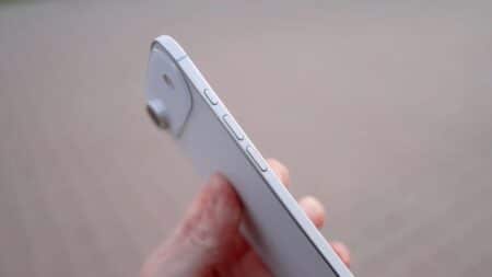 iPhone 17 Air: Μοντέλο-ομοίωμα σε μπλε χρώμα πρωταγωνιστεί σε hands-on βίντεο
