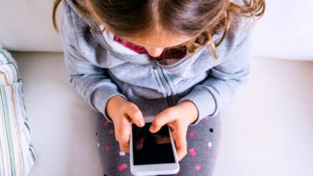Στο τραπέζι η απαγόρευση των social media για ανηλίκους κάτω των 16 στην Ελλάδα