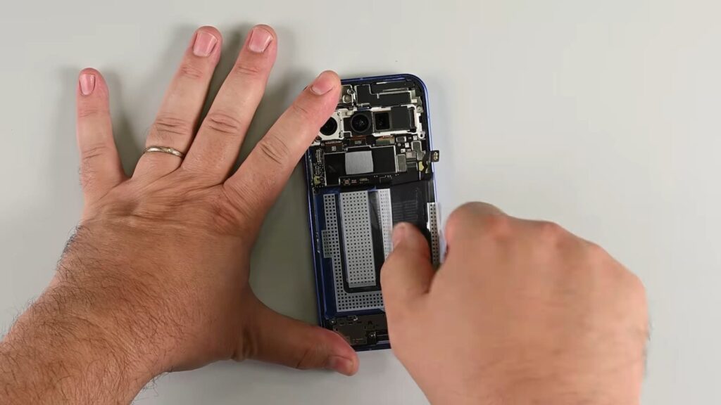 Google Pixel 10, Google Pixel 10: Δείτε teardown βίντεο – Πόσο επισκευάσιμο είναι;