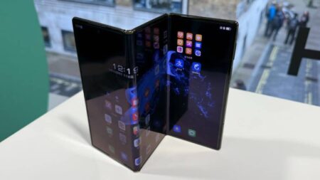 To tri-fold smartphone της Samsung αναμένεται αυτό το μήνα