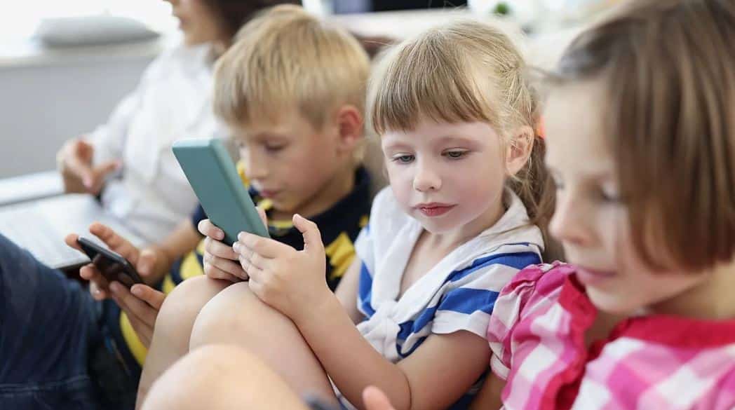 Twitter Elon Musk, Η Ελλάδα γίνεται η πρώτη χώρα στην Ευρώπη που απαγορεύει τα social media σε ανηλίκους κάτω των 15 ετών