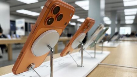 Apple: Προσθέτει δακτύλιο σιλικόνης στις βάσεις MagSafe μετά από αναφορές για σημάδια στα iPhone 17