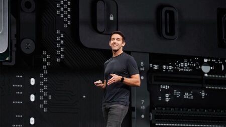 Gurman: Ο John Ternus πιθανός διάδοχος του Tim Cook στην Apple