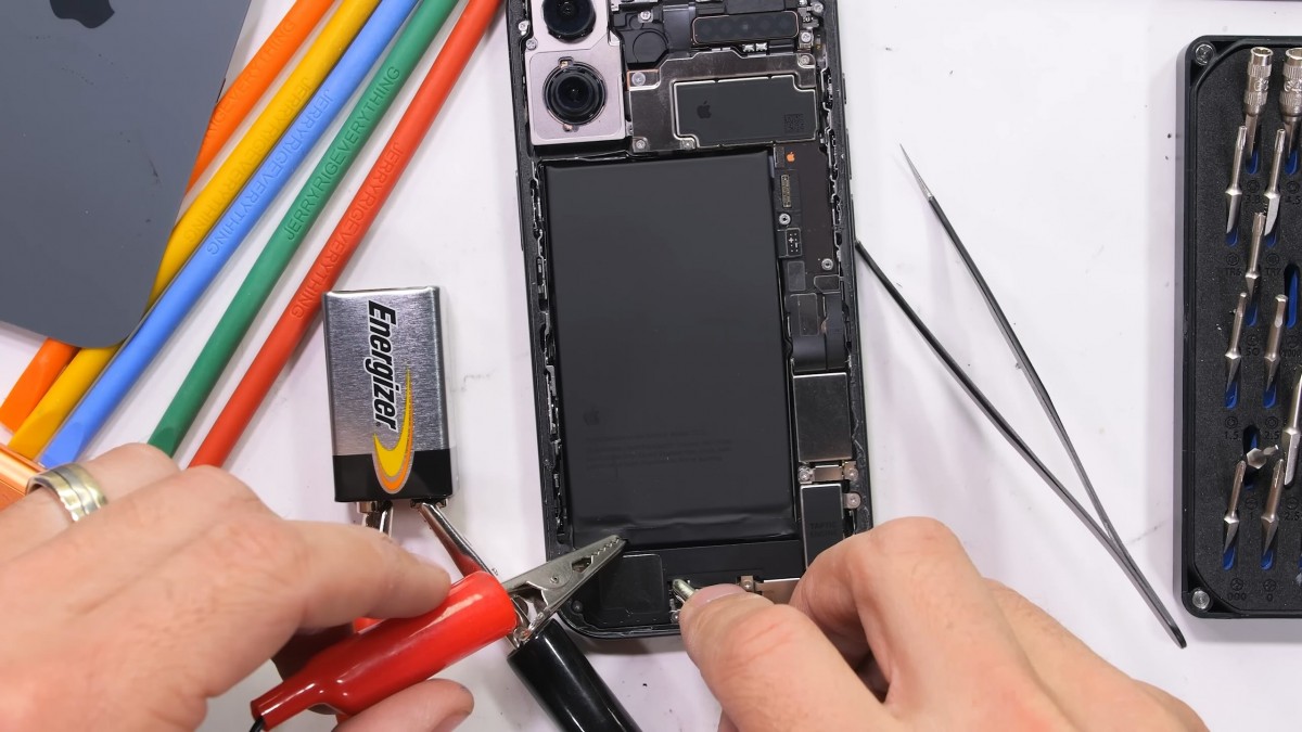 iPhone 17: Teardown βίντεο αποκαλύπτει γνώριμες διαδικασίες και υψηλό κόστος ανταλλακτικών