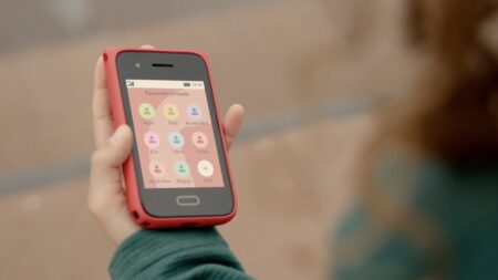 XploraOne από την HMD: Το νέο υβριδικό τηλέφωνο για παιδιά