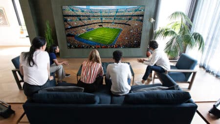 OLED vs QLED vs Mini LED: Ποια τεχνολογία είναι καλύτερη για ποδόσφαιρο