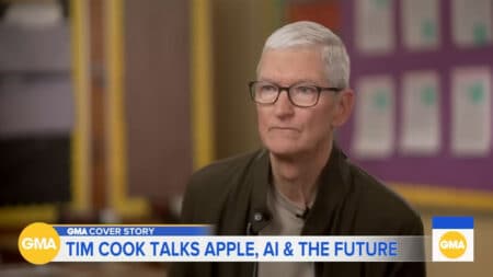Tim Cook: «Μην κοιτάτε το κινητό περισσότερο απ’ ό,τι τα μάτια των ανθρώπων»