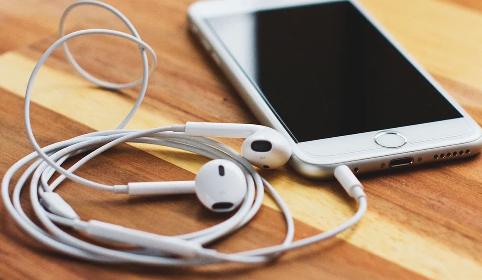 Γιατί τα κινητά δεν έχουν πλέον θύρα ακουστικών και τι σημαίνει αυτό για τους χρήστες