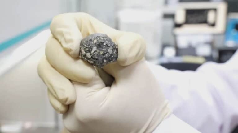 Νέο σεληνιακό ορυκτό από την Κίνα – 25 φορές λεπτότερο από τρίχα και φθορίζει