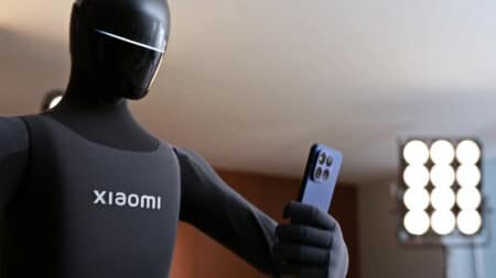 Ρομπότ της Xiaomi βγάζει φωτογραφίες κρατώντας μόνο του το κινητό