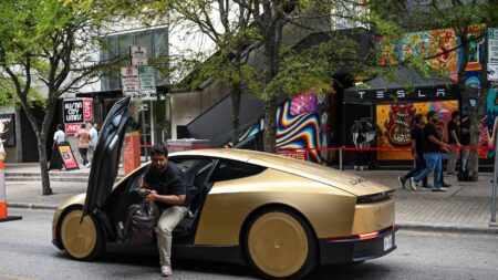 Η Tesla ξεκίνησε το Cybercab σε πραγματικές διαδρομές στο Austin